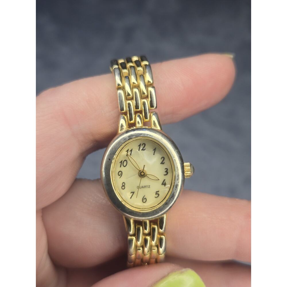Advance Women's Quartz Wristwatch Gold Tone Metal Band Analog Display